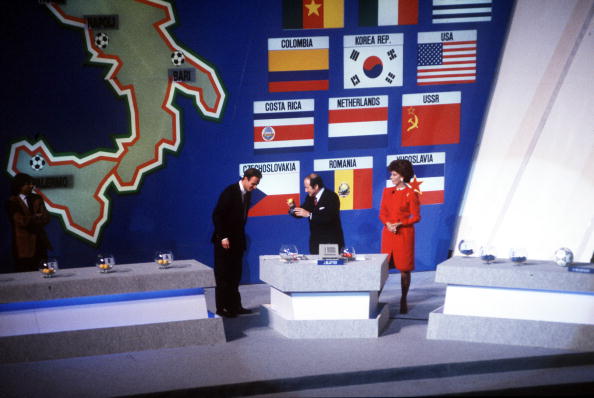 9 dicembre 1989, Pippo Baudo e Sophia Loren presentano la cerimonia del sorteggio di Italia 90