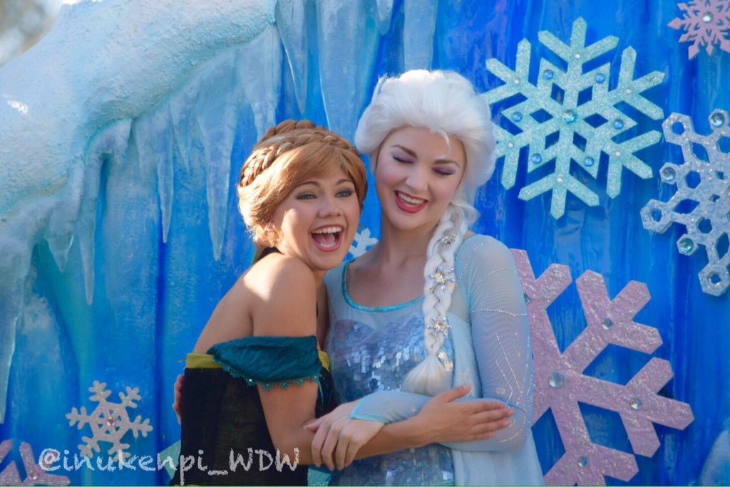 inukenpi_WDW's tweet photo. #WaltDisneyWorld #MagicKingdom 
デイパレードのアナとエルサ💚💙
最近この姉妹にハマっていて、仕事前でもわざわざパレード見に行っちゃいます… https://t.co/0CsMh2kTOL