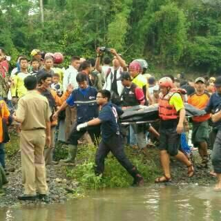 pmi_diy's tweet photo. Relawan @palangmerah Sleman bersama tim SAR menolong 4 orang korban laka air di Kopen, Lumbung Rejo, Tempel #Sleman https://t.co/R9ZCnUbBTc