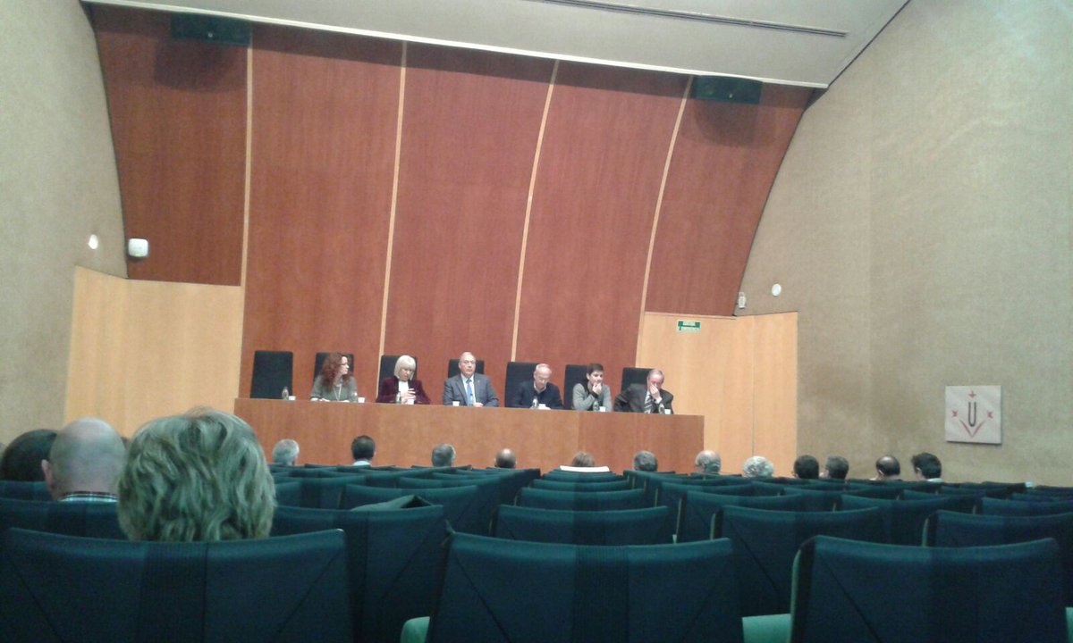 Ens trobem al Claustre! <a href="/Nasiote/">Ignasi Gn 💛</a> a la mesa representant a l'estudiantat :)