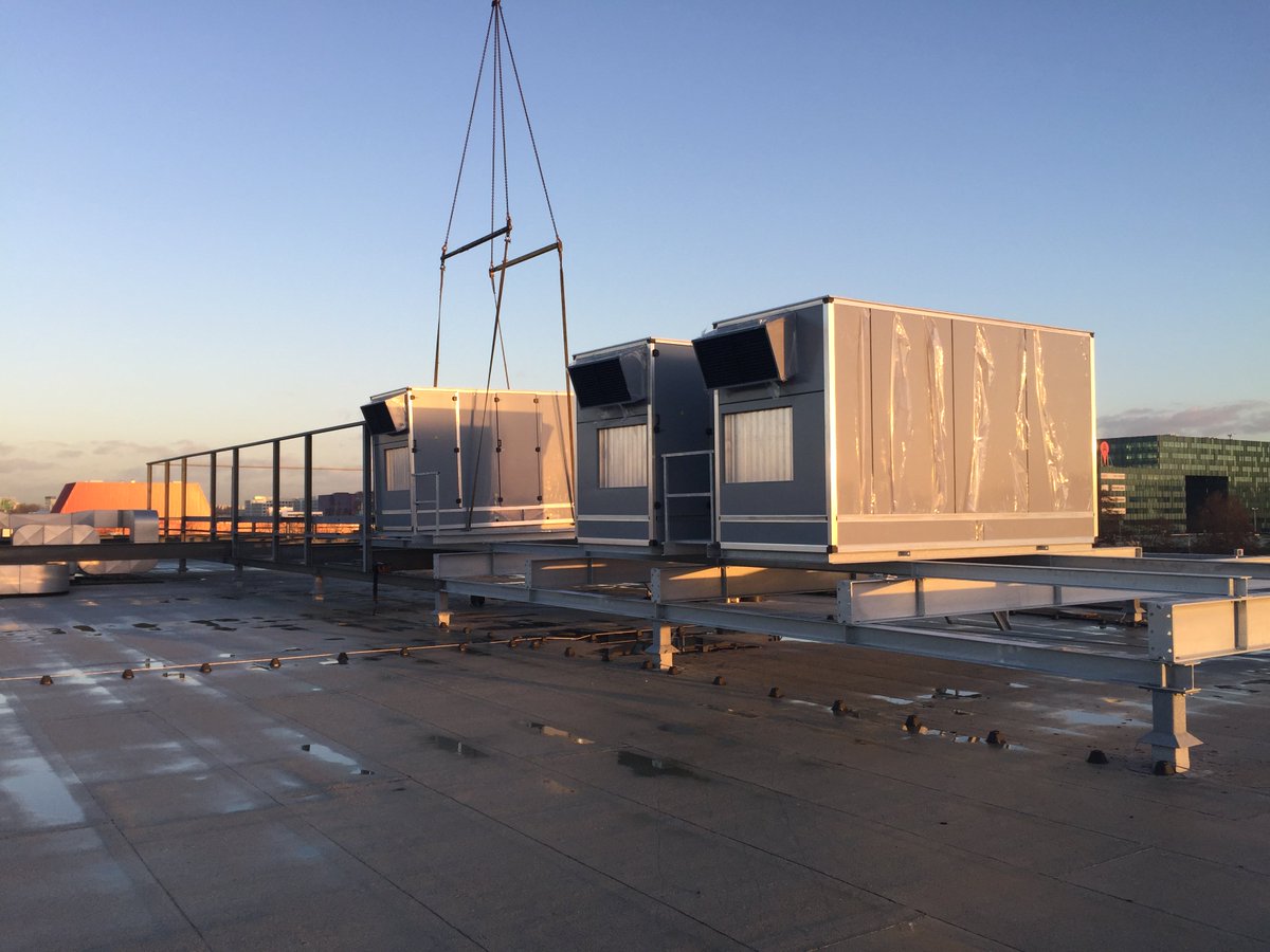 SwitchAms's tweet photo. Ultra efficiente adiabatische koelers op het dak in AMS1. https://t.co/WyCHiZ4XKx