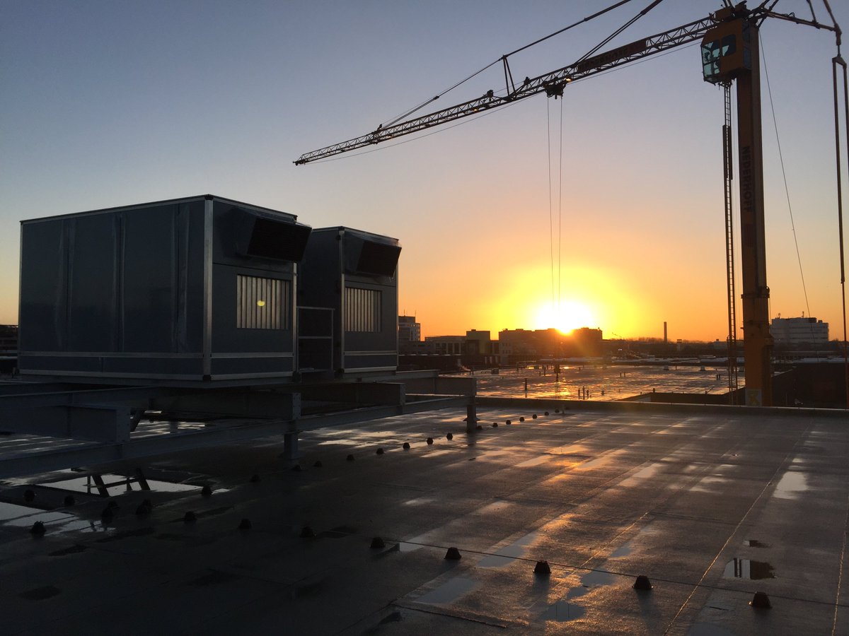 SwitchAms's tweet photo. Ultra efficiente adiabatische koelers op het dak in AMS1. https://t.co/WyCHiZ4XKx