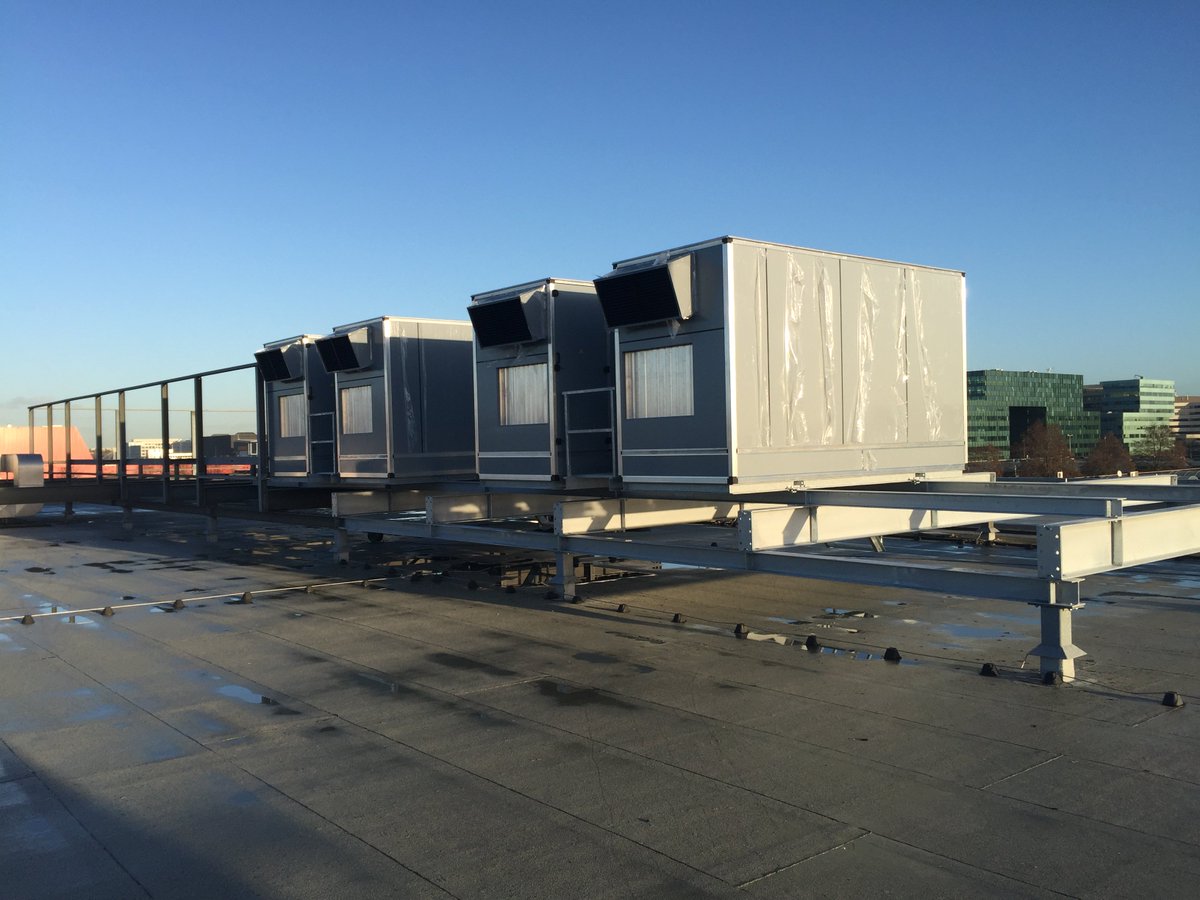 SwitchAms's tweet photo. Ultra efficiente adiabatische koelers op het dak in AMS1. https://t.co/WyCHiZ4XKx