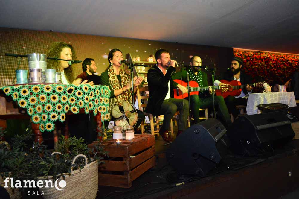 El domingo 6 de diciembre, flamenco y Navidad se unieron en nuestra #Zambombá de #Triana

facebook.com/media/set/?set…
