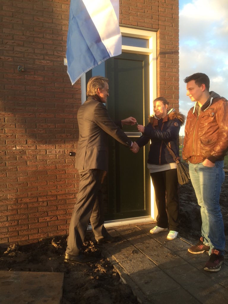 1e woning opgeleverd <a href="/biddinghuizen/">biddinghuizen</a> met 0 punten. #trots  wethouder <a href="/VolgDronten/">Gemeente Dronten</a> overhandigd de bewoners de sleutel