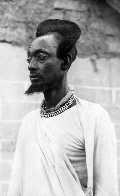 Foto-foto Amasunzu, Gaya Rambut Tradisional Pria Rwanda 
