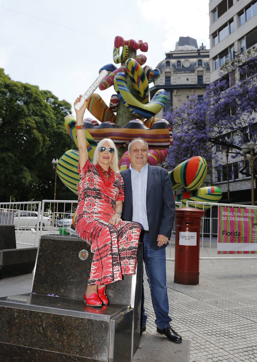 El árbol del arte y la cultura de mi gran amiga <a href="/martaminujin/">Marta Minujin</a> en Plaza San Martín.