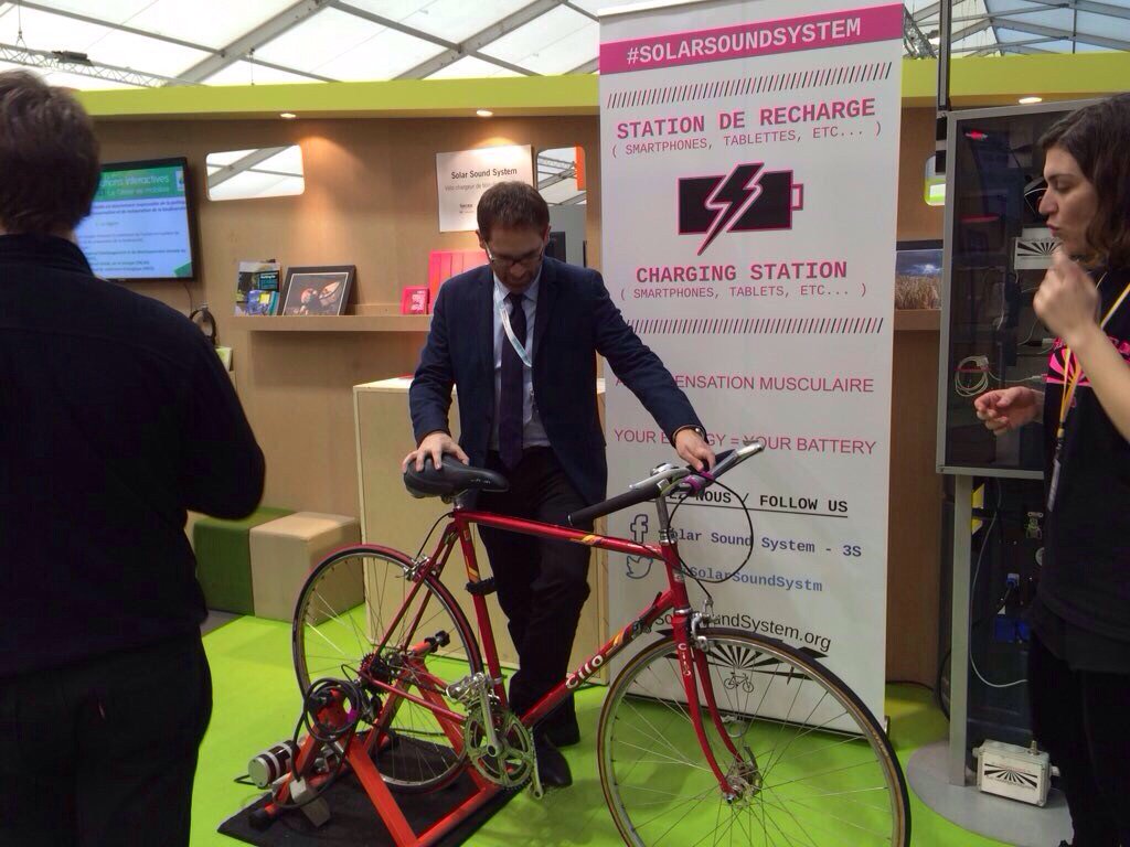 Au Bourget pour la #COP21 avec @Arcadi_IDF sur le stand de @iledefrance pour tester le vélo de #solarsoundsystem