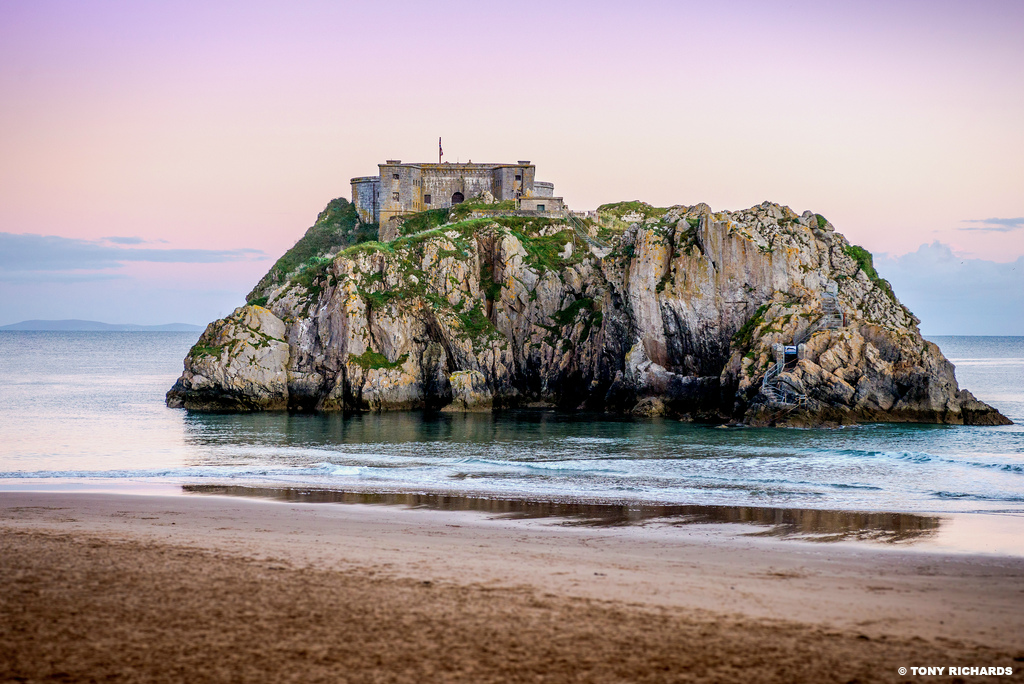BBCWales's tweet photo. 🍑 Peach skies frame a low Tenby tide…

📷 #photooftheday » https://t.co/Zd3o6bbZ6l https://t.co/KLoJ0ZctsQ