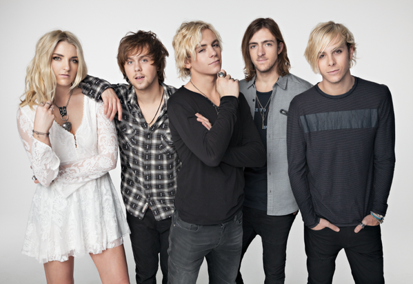 DisneyChannelBR's tweet photo. .@officialR5 tá em turnê pela América Latina e nesse fim de semana faz shows no Brasil! 😱😱❤️❤️ RT quem também ama? https://t.co/uA1dzTP3Ti