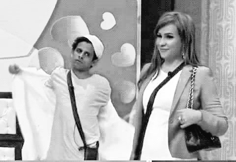 البنات لما تكتب ع الفيس النفسيه محتاجه حضن😃😃😃