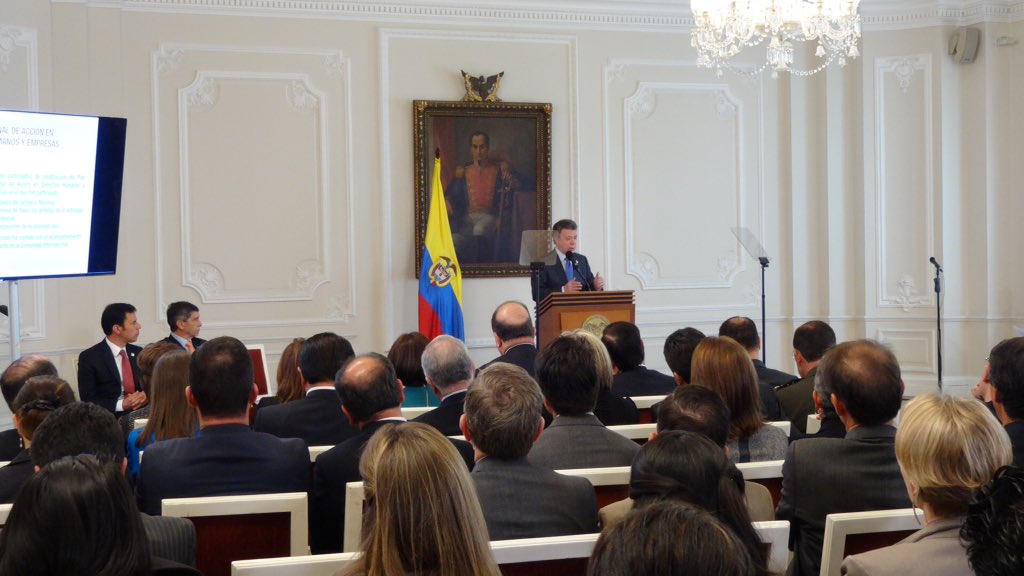 ConsejeriaDDHH's tweet photo. Pdte @JuanManSantos recibe #InformeDDHH2015 y destaca avances en derechos humanos en Colombia https://t.co/dbRwxnzarc