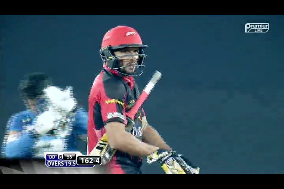 TEAM_AFRIDI's tweet photo. 2 Sixes in 2 Balls ! Shahid Afridi you beauty.
#BPLT20 #BPLT20 #SSvsDD https://t.co/thA9k5IGr0