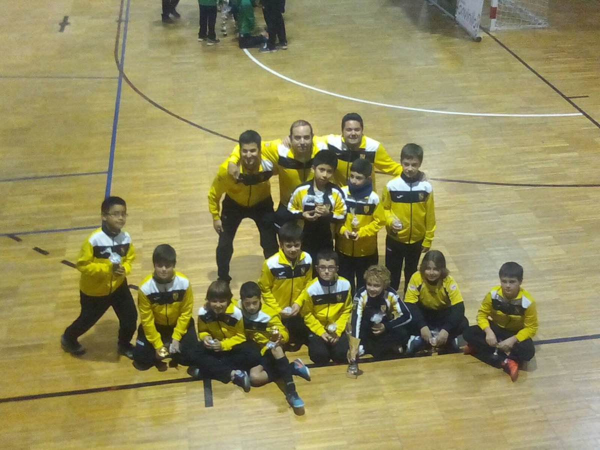 rubenadanr's tweet photo. Muy contento de poder compartir este año con todos estos chavales que son muy grandes!!! #Alevin05  @CDPAzagresa https://t.co/S9GUnq0RJq