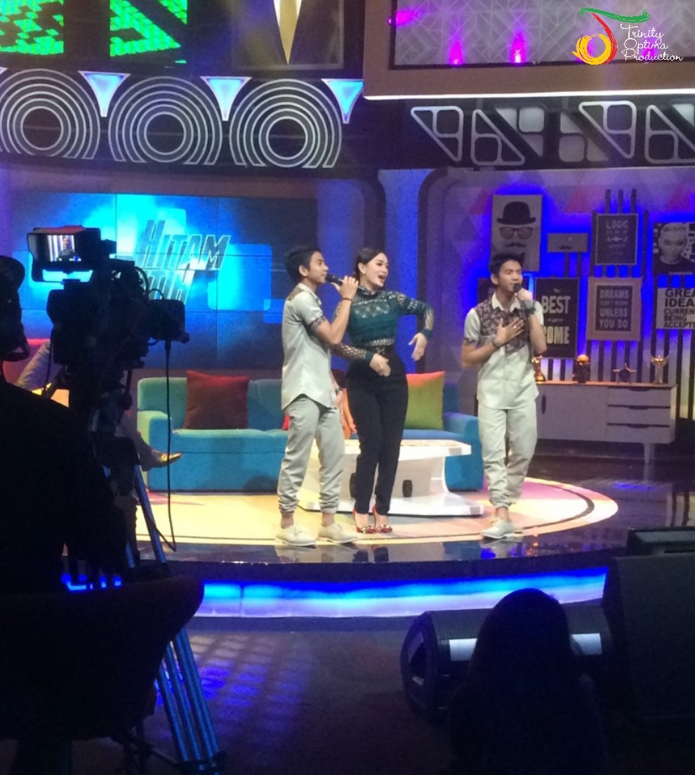 Hikari_kun77's tweet photo. @DA2_Rizki @DA2_Ridho Kami lebih bangga sama kalian. Terima kasih udh selalu menginspirasi kami :) #2RDiHitamPutihT7 https://t.co/T9k4OXMLyy