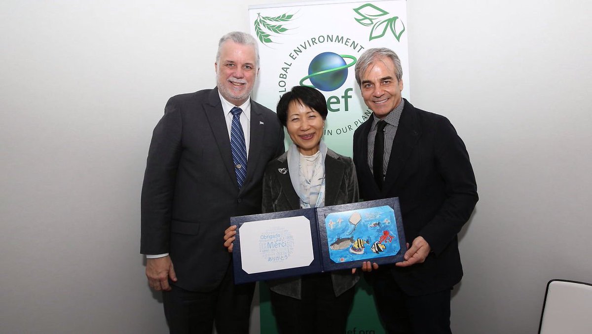 Quebec_FR's tweet photo. #dessinelaterre Un dessin d’un enfant a été remis par @phcouillard et @JeanLemire à #GEFCEO Naoko Ishii #COP21 https://t.co/Cyh8NAakX9