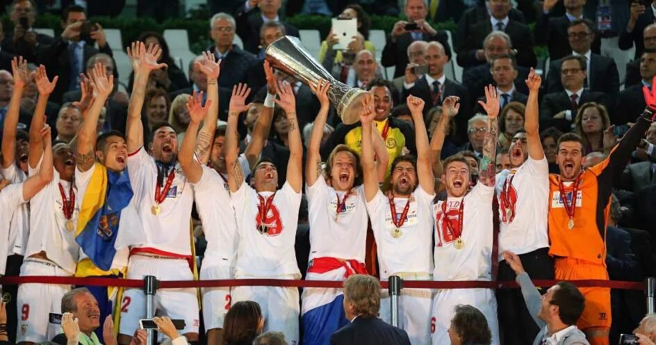SFC05_'s tweet photo. Adiós a la @ChampionsLeague y hola de nuevo a la @EuropaLeague. Estamos de vuelta para llegar a #Basilea! #SevillaFC https://t.co/uC2BOVNv8d