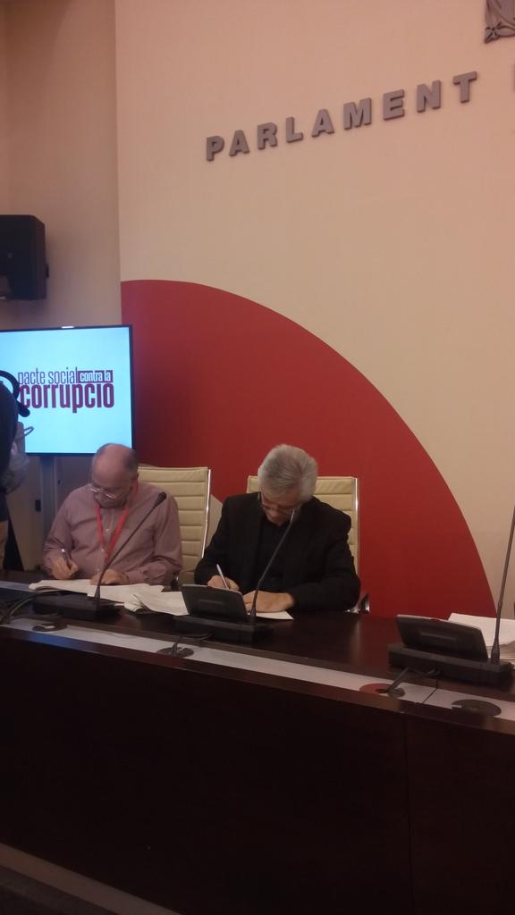 carlesmarccr's tweet photo. Súmate s'adhereix també al #PacteSocial #ContraLaCorrupcio @eduardorepi @ParlaCiutada https://t.co/mLGFXJw7XF
