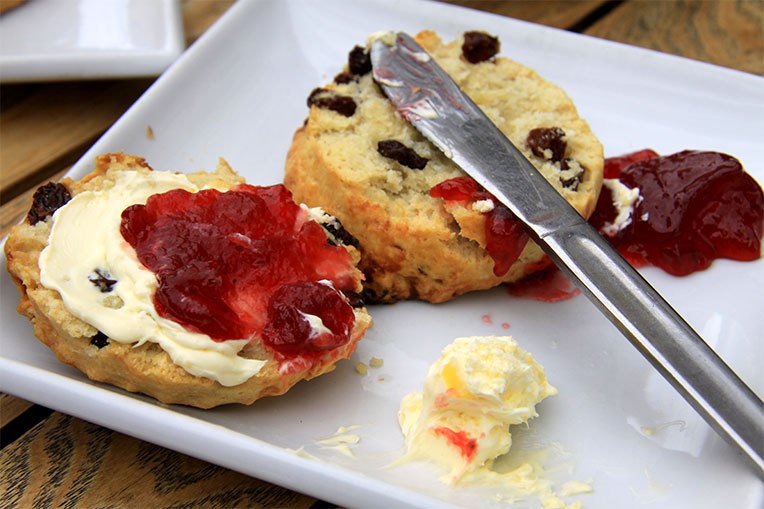 Quelle est la différence entre l’afternoon tea et le high tea? alanglaiseblog.com/2015/12/09/que…