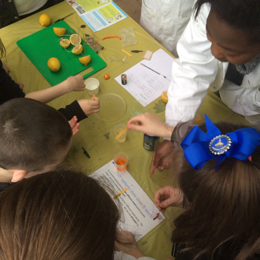 GlasgowSciFest's tweet photo. Lots of fun science activities w/ Dalmarnock Primary for #PantoScience! Thanks to Awards for All @BigLotteryFund https://t.co/eqpqZ4ZjmQ