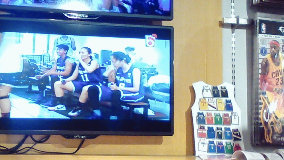 js071992's tweet photo. Watching this here at @NBAStorePh  IDOL @sofiaroman_ !!! #BSPH https://t.co/Qvygoo5Vjf