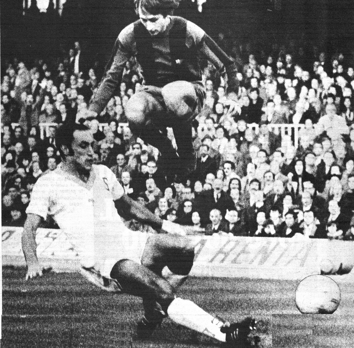 TwistoriadelMLG's tweet photo. Macías corta limpiamente la internada de Johan Cruyff #taldíacomohoy 09/12/1973. https://t.co/J3OTdIMHxC