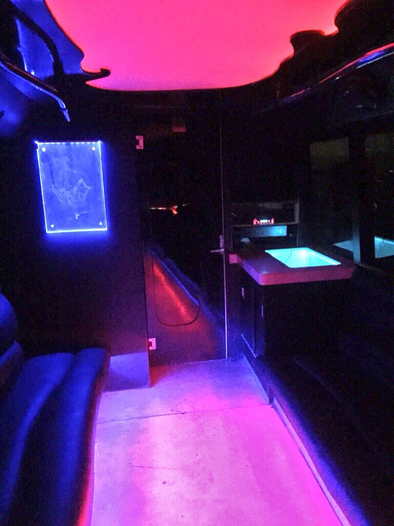 PrivateBusMx's tweet photo. #felizmiercoles aprovecha y conoce @PrivateBusMx tel 59901892 festeja en movimiento https://t.co/Wfh2JHuVLz