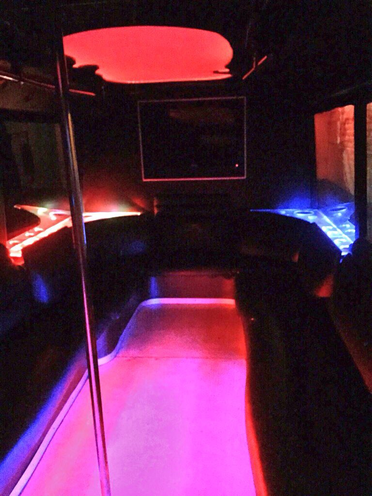 PrivateBusMx's tweet photo. #felizmiercoles aprovecha y conoce @PrivateBusMx tel 59901892 festeja en movimiento https://t.co/Wfh2JHuVLz