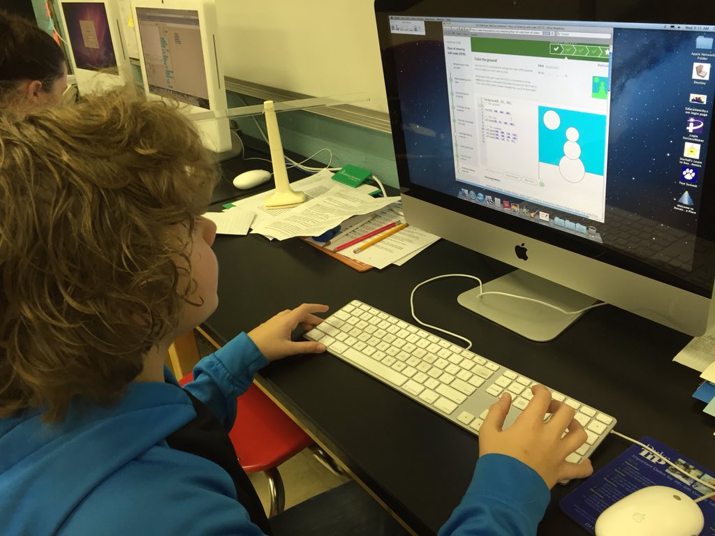 FeedingGerSasse's tweet photo. #HourOfCode in full swing and some awesome parent volunteer work. #goodhacker https://t.co/iDuTXQrILr