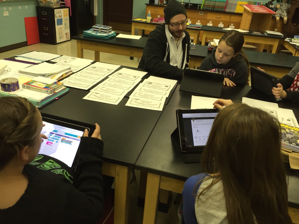 FeedingGerSasse's tweet photo. #HourOfCode in full swing and some awesome parent volunteer work. #goodhacker https://t.co/iDuTXQrILr
