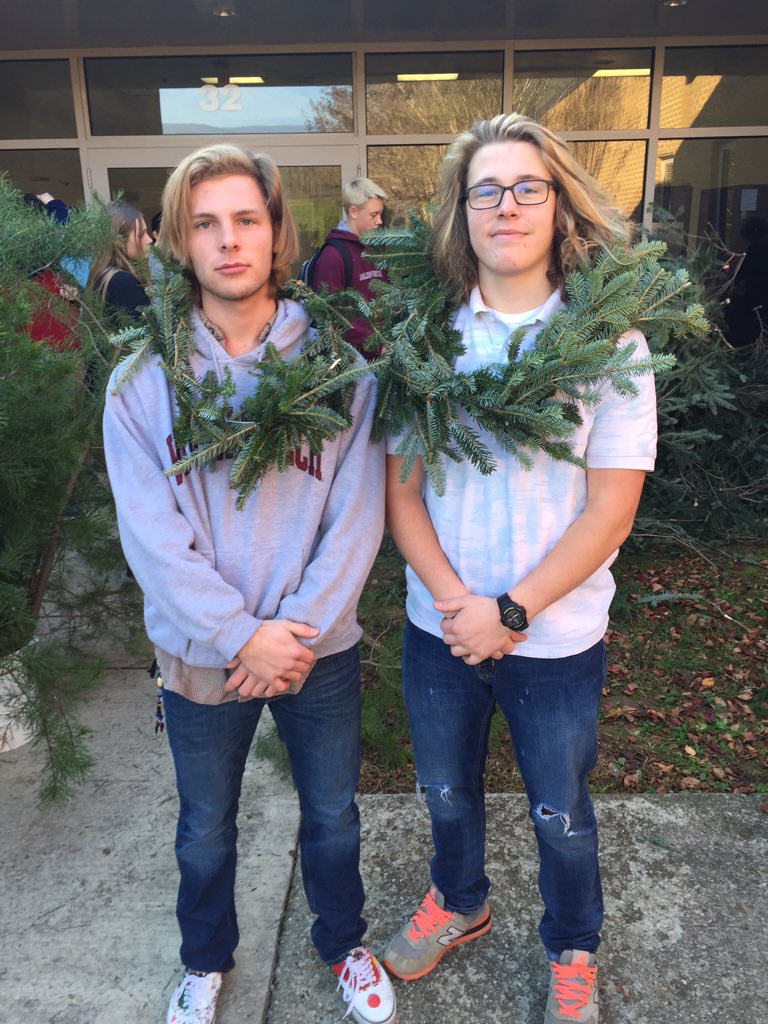 PeytonWhitlow's tweet photo. Cray Christmas #LetsGetSappy @CrayCody @AustinK_1 https://t.co/MNgULbUexf