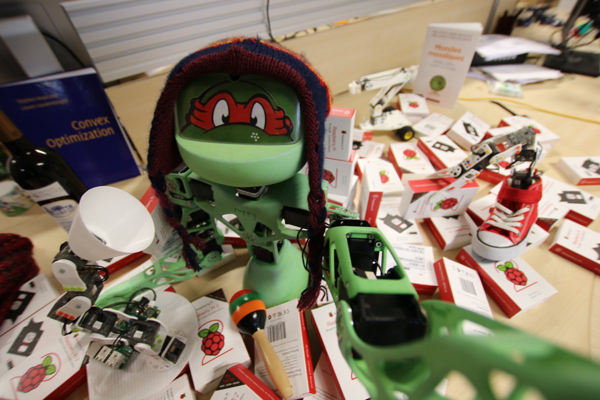 poppy_project's tweet photo. Avec mes Poppy lutins, on va fabriquer plein d'Ergo Jr pour les lycéens de Bdx à Noël ! #GenRobXmas #RaspberryPi https://t.co/m8TmFyPAki
