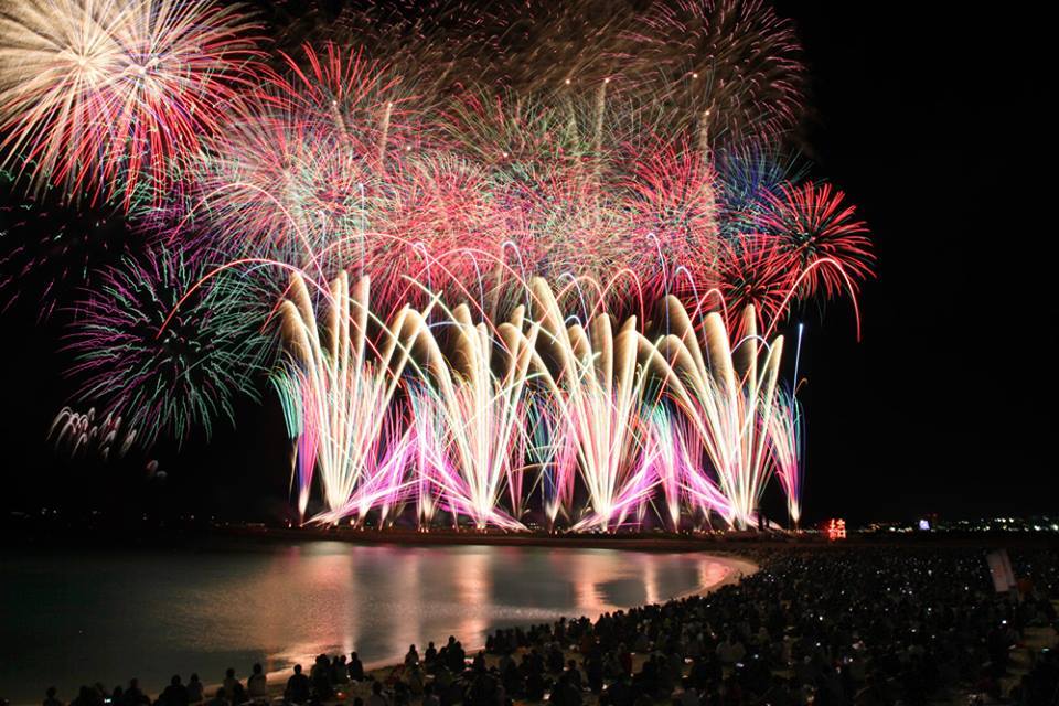 Deaulife's tweet photo. 【知ってた？】
沖縄のクリスマスは日本最大級の花火イベントの日!?
沖縄のクリスマスイベントがド派手すぎる!!?
https://t.co/yaFlY6mwOY

#deaulife
#クリスマス
#沖縄
#クリスマスイベント https://t.co/S4e8RZ7glv