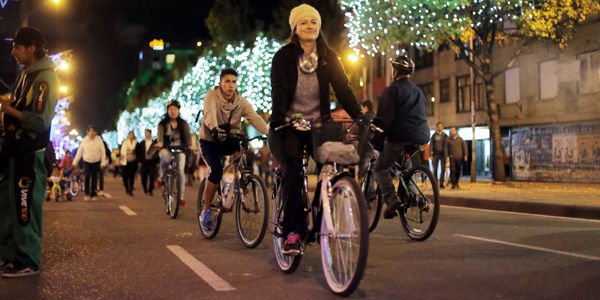 ELTIEMPO's tweet photo. Prepárese para la jornada de #CiclovíaNocturna de este jueves en Bogotá https://t.co/v5o4wHccIO https://t.co/y4jbm7v5Yt