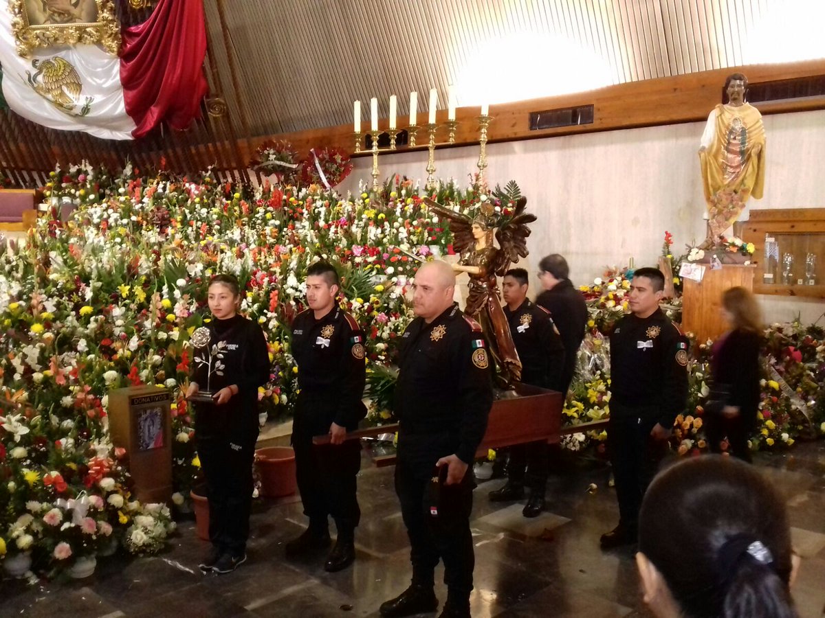 Elementos de Fuerza Civil entregando la Rosa de Plata a la Virgen de Guadalupe