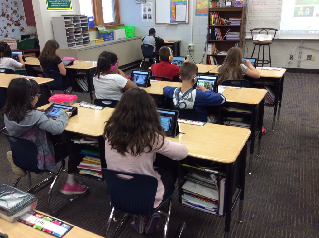 jdekker6's tweet photo. We are programming with Elsa, Star Wars, and Minecraft https://t.co/xxiij0ARRf