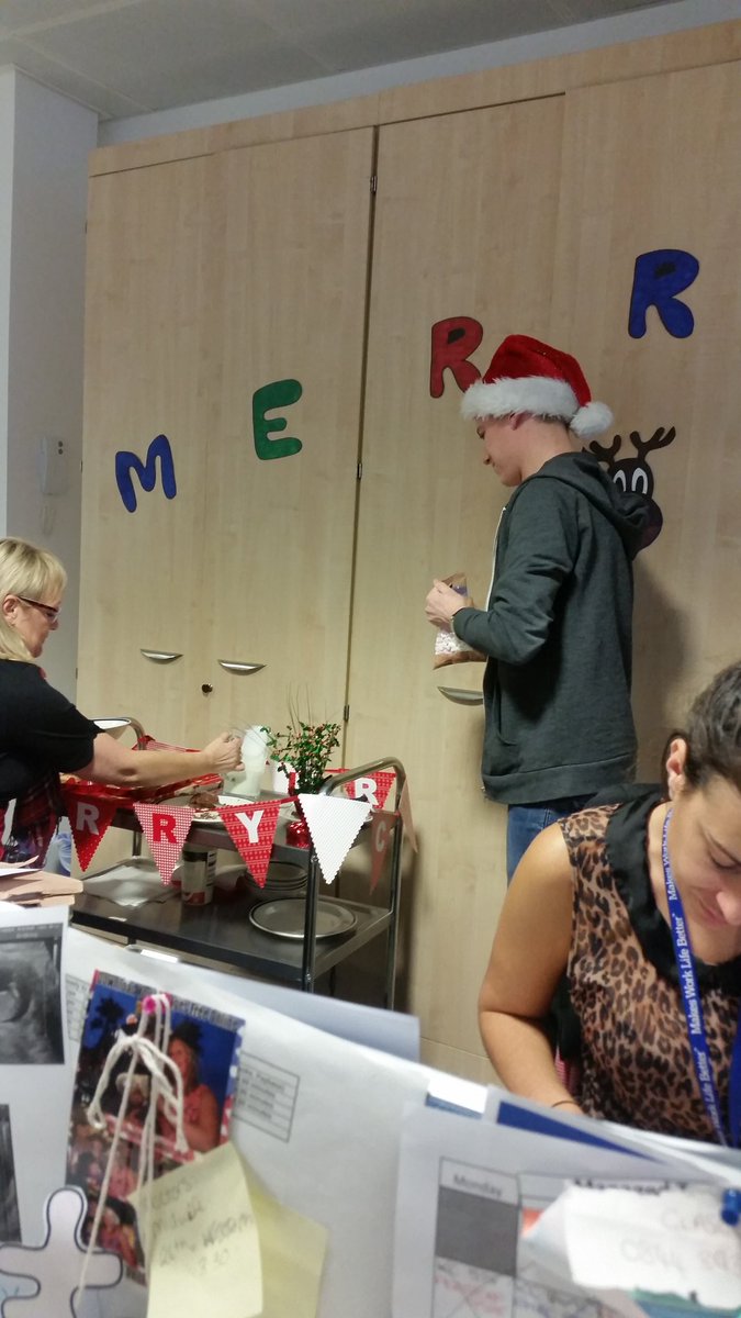 AmieRoffe's tweet photo. We have our very own santa and elf bringing us yule log and hot chocolate :) thanks  @Braithwaite_92 @HBosomworth https://t.co/WYdvkbu3rc