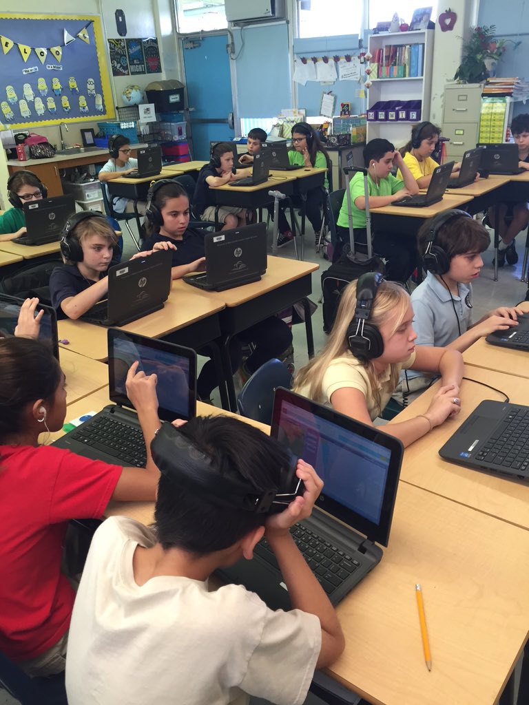 TVDlover33's tweet photo. The hour of code @BlueLakesK8 @MDCPS #hourofcode #computerprogramming https://t.co/qTp2Dj1LDc
