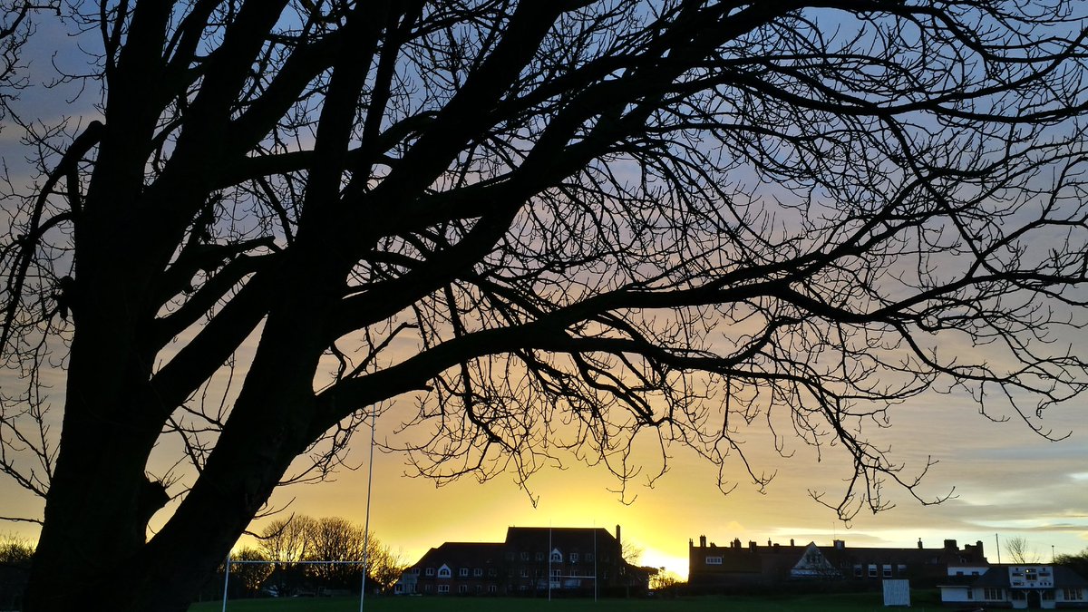 Sherb187's tweet photo. #Scarborough sunrise today @Hudsonweather @KeeleyDonovan @kcrewders @BBCYork @TheScarboroNews - Sandra Barber https://t.co/j6MSQo5pXO