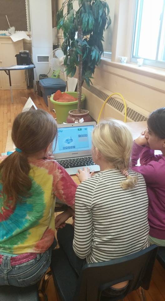 RoomOne2's tweet photo. Room one enjoying #hourofcode @NewDundeePublic @wrdsb #lightbox https://t.co/0m65ewHPmt