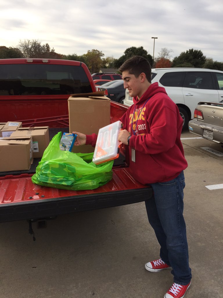 PEARCEDECA's tweet photo. Spreading holiday cheer to our friends at Dobie Elementary. #200+books #100+presents @TexasDECA @DECAInc @decapaw https://t.co/Gr77iSShQH