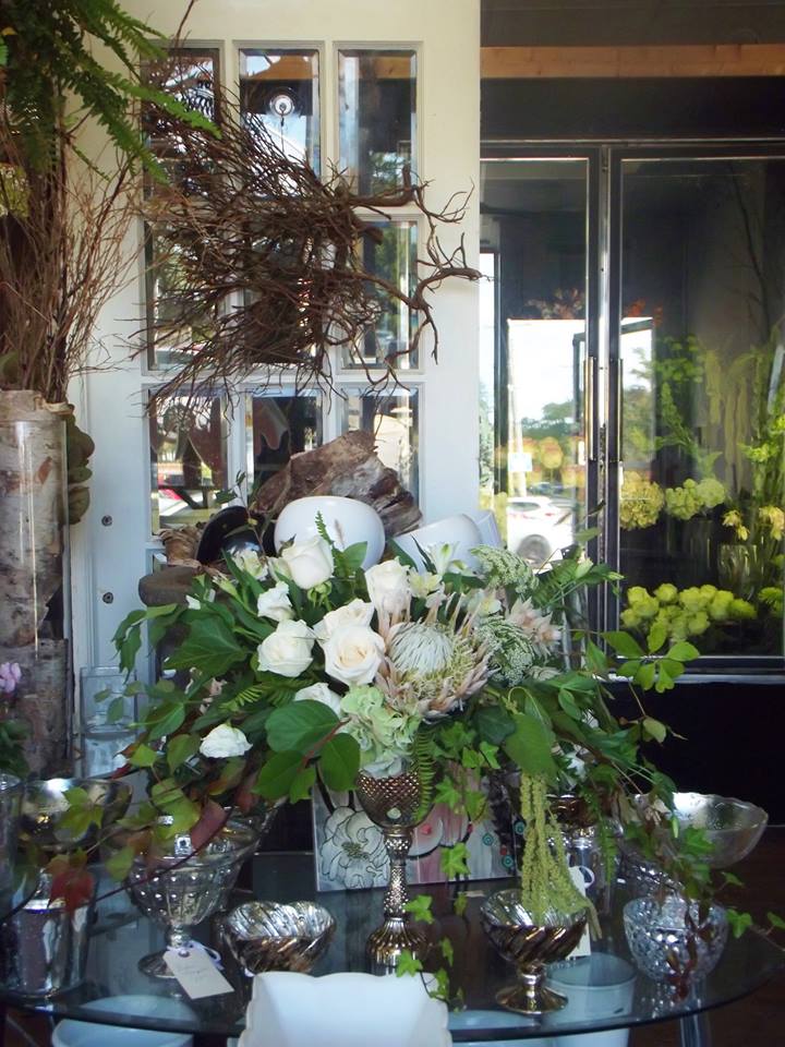 MonarchFlorists's tweet photo. Compote vases and white flowers #gardenflowers #compotevases #kingprotea #peonies https://t.co/Eq7MUErPEz