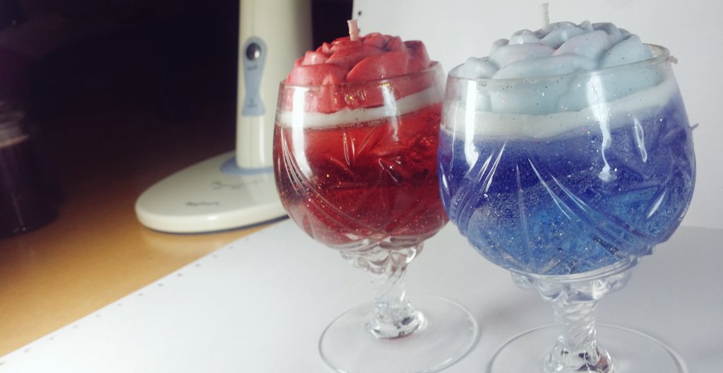 IF147's tweet photo. 커플컨셉캔들. 장미와 와인을 모티브로 잡고 푸른 캔들은 커피향이 중요해 위의 장미는 헤이즐넛향으로, 밑의 푸른 젤은 시원한 향을 첨가. 😃 붉은 장미 캔들은 모양대로 생장미향을 사용해 깔끔한 향입니다. https://t.co/AtsG86T6Gp