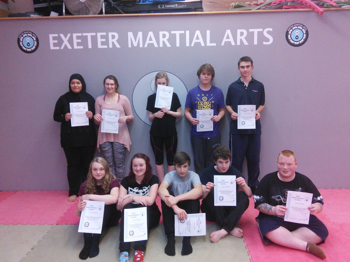 _samuraizak's tweet photo. @Exeterma1 #self-defense group all passed the 1 term course 5 with merit @ExeterCollege https://t.co/IatUN6FFop