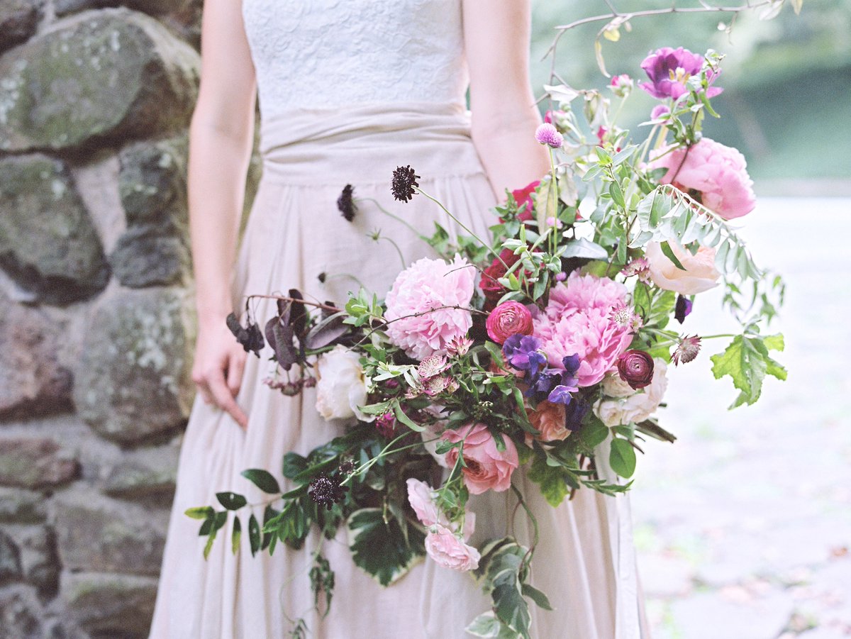 OnceWed's tweet photo. How unbelievably gorgeous is this arrangement from #oncewedvendor @petalflowerco? See more: https://t.co/Z1pTxb4kVU https://t.co/b7Xuso3zpP
