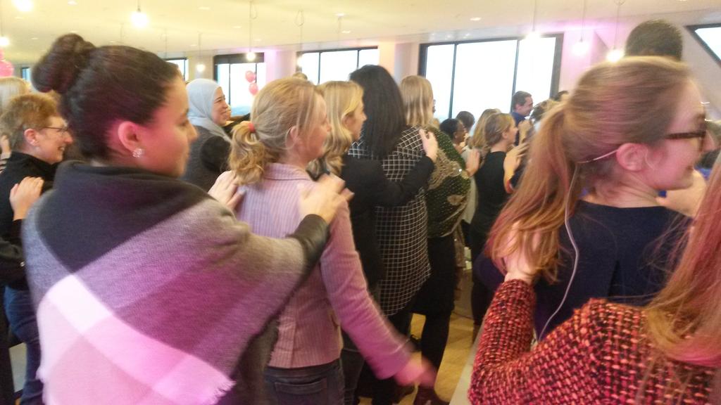 vcutrecht's tweet photo. En dat doen we door elkaar een schouderklopje te geven! #WMU15 #vrijwilligerswerk https://t.co/zAhfbfxAhX