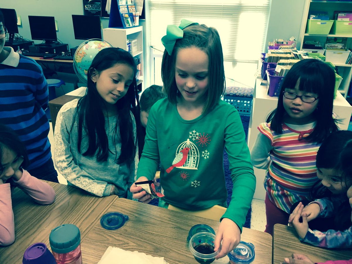 Student scientist showing why Pop Rocks make noise@ShakeragElem <a href="/ChansChansl/">Laurie Chans</a>