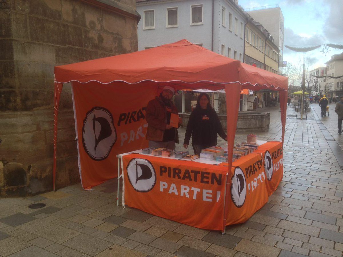 VenomSven's tweet photo. Infostand Reutlingen 9.12.15/ Uu`s sammeln. https://t.co/9eiYoDbGdz