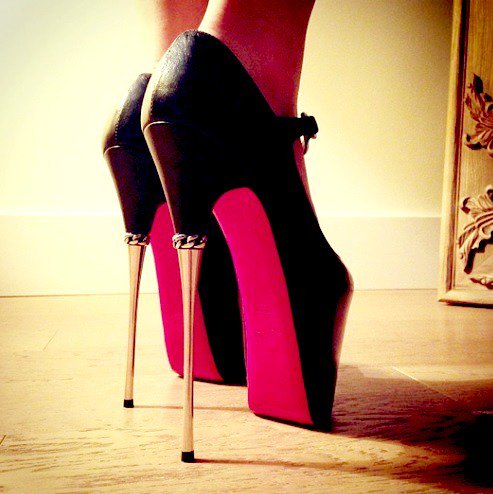 покажи каблуки. туфли на каблуках для девушек. красивые туфли современные на каблуке. каблуки. красные туфли на шпильке.