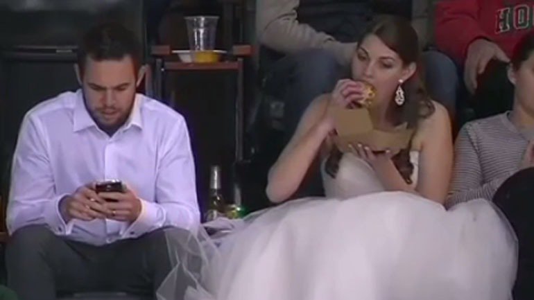 Visi ir sajūsmā par šo līgavu hokeja spēlē - sieviete bez kompleksiem! ----> dzentlmenis.lv/visi-ir-sajusm…